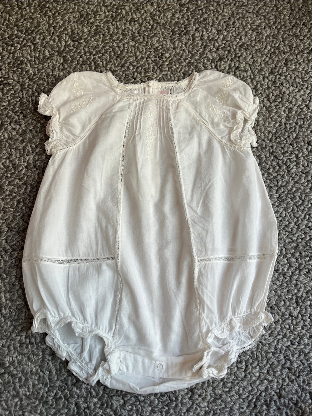 Bonpoint White Baby Bubble Romper with Lace Trim NEW